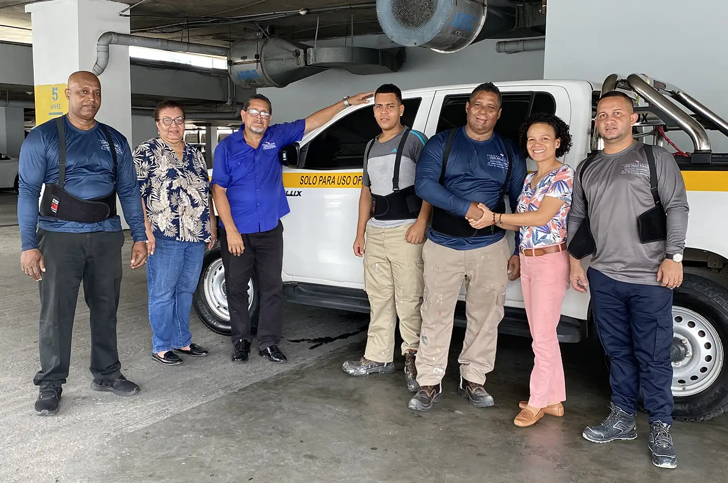 Equipo de Savitat donando inmobiliario al IPHE