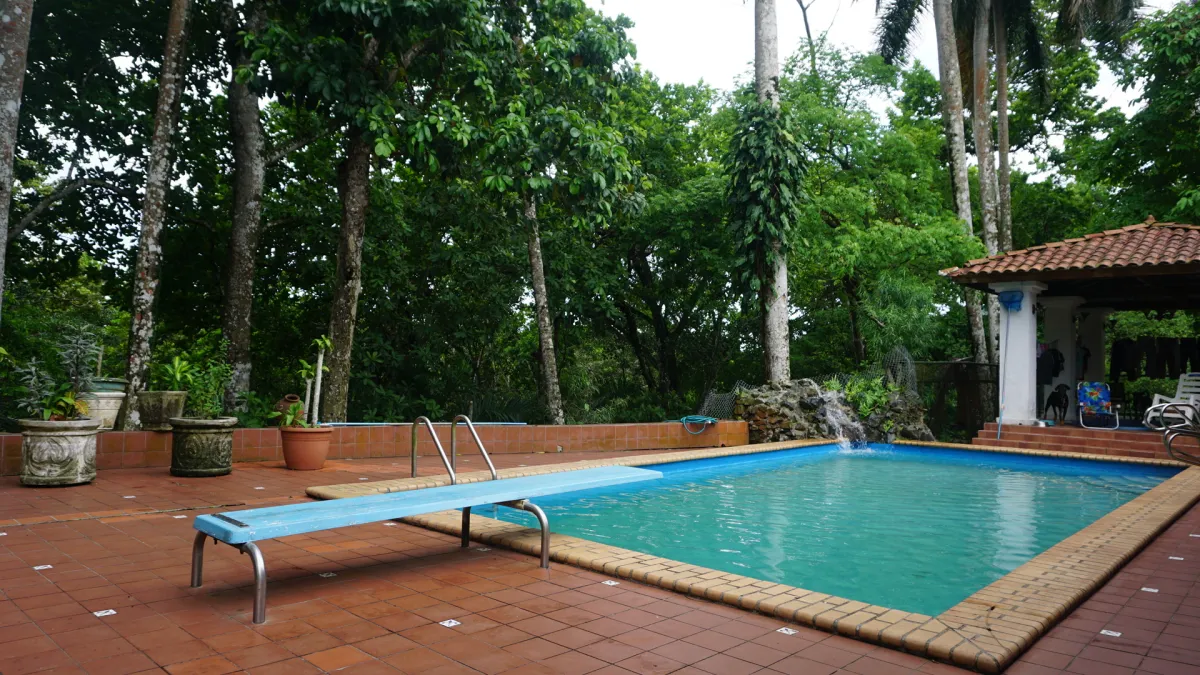 SE VENDEN 2 CASAS EN LAS CUMBRES