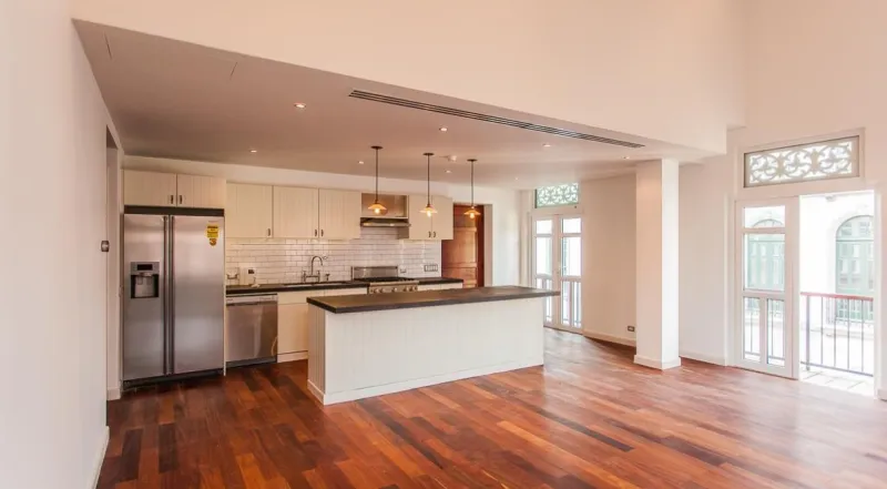 VENTA DE PROPIEDAD RESIDENCIAL CON LOCALES COMERCIALES EN CASCO VIEJO